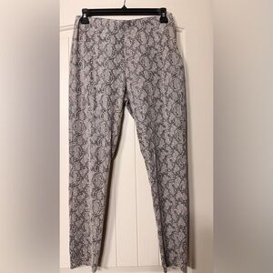 Chic Serpent Pattern Leggings - Black and White